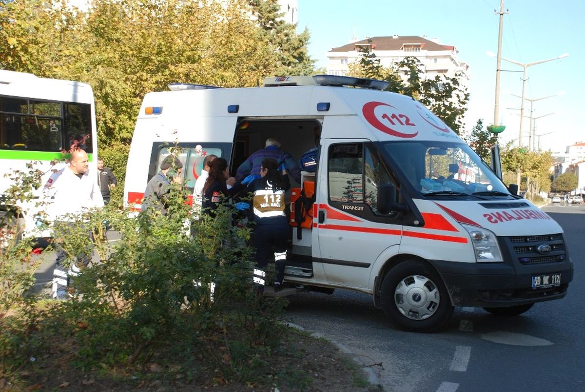 Motosiklet Minibüse Çarptı: 2 Yaralı