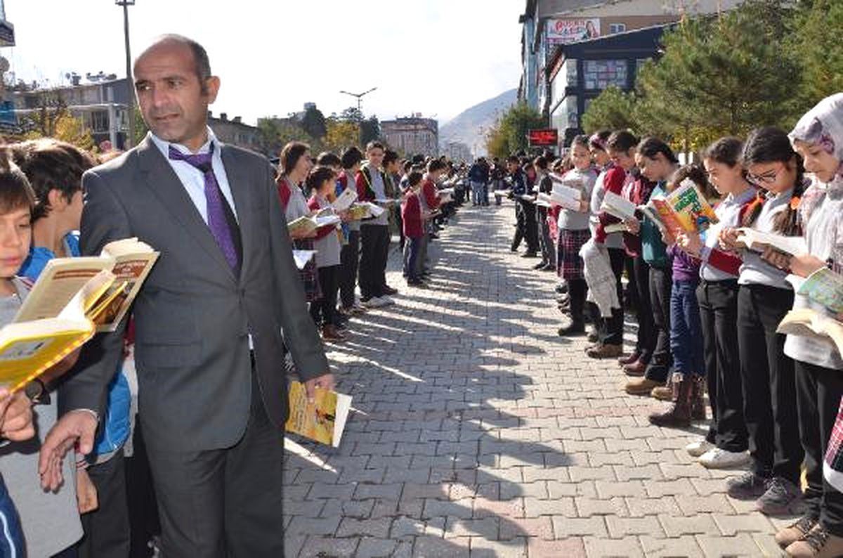 Muş\'ta 9 Bin Öğrenci Kaldırımda Kitap Okudu