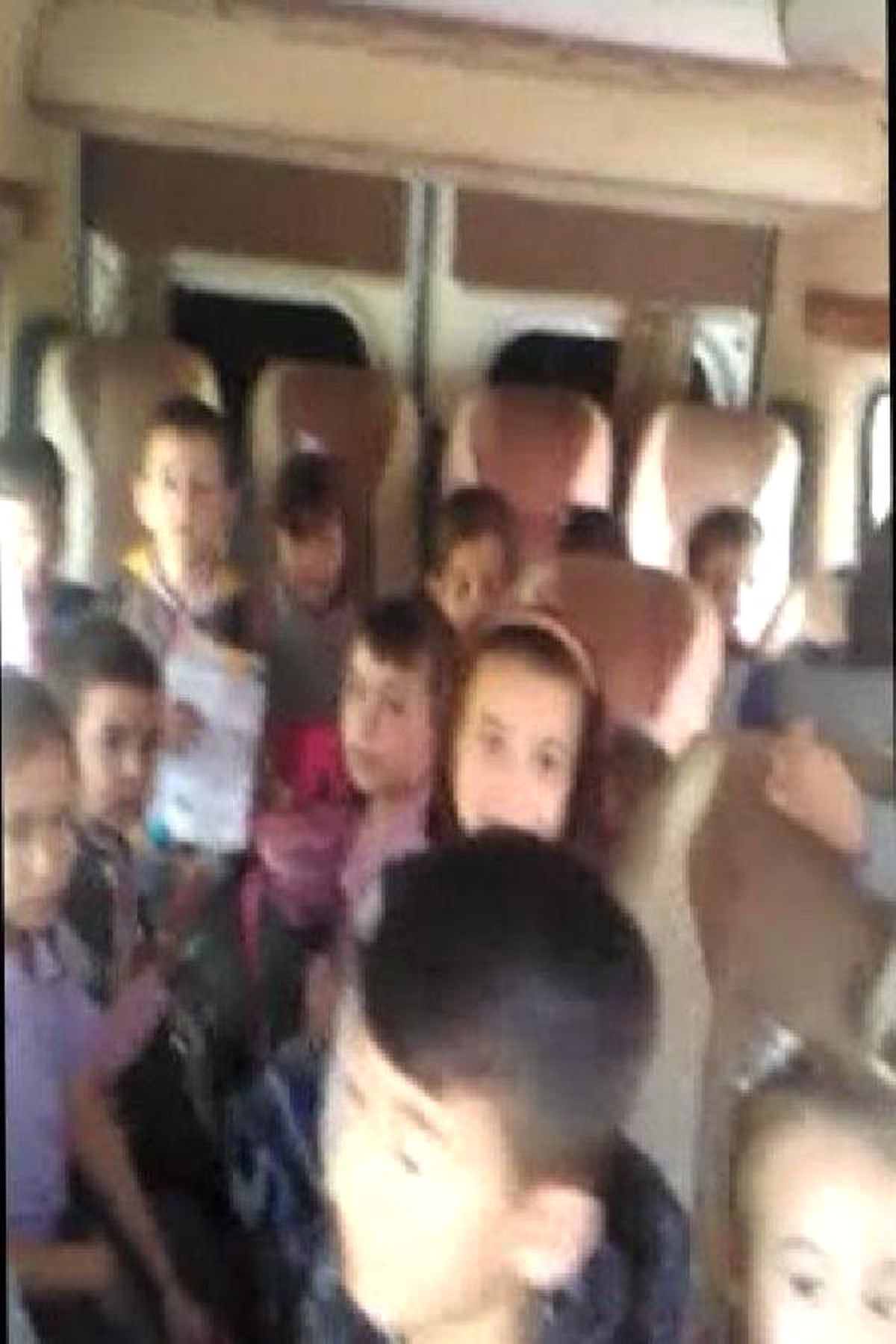 Okul Servisinde Öğrenciler Balık İstifi Taşındı