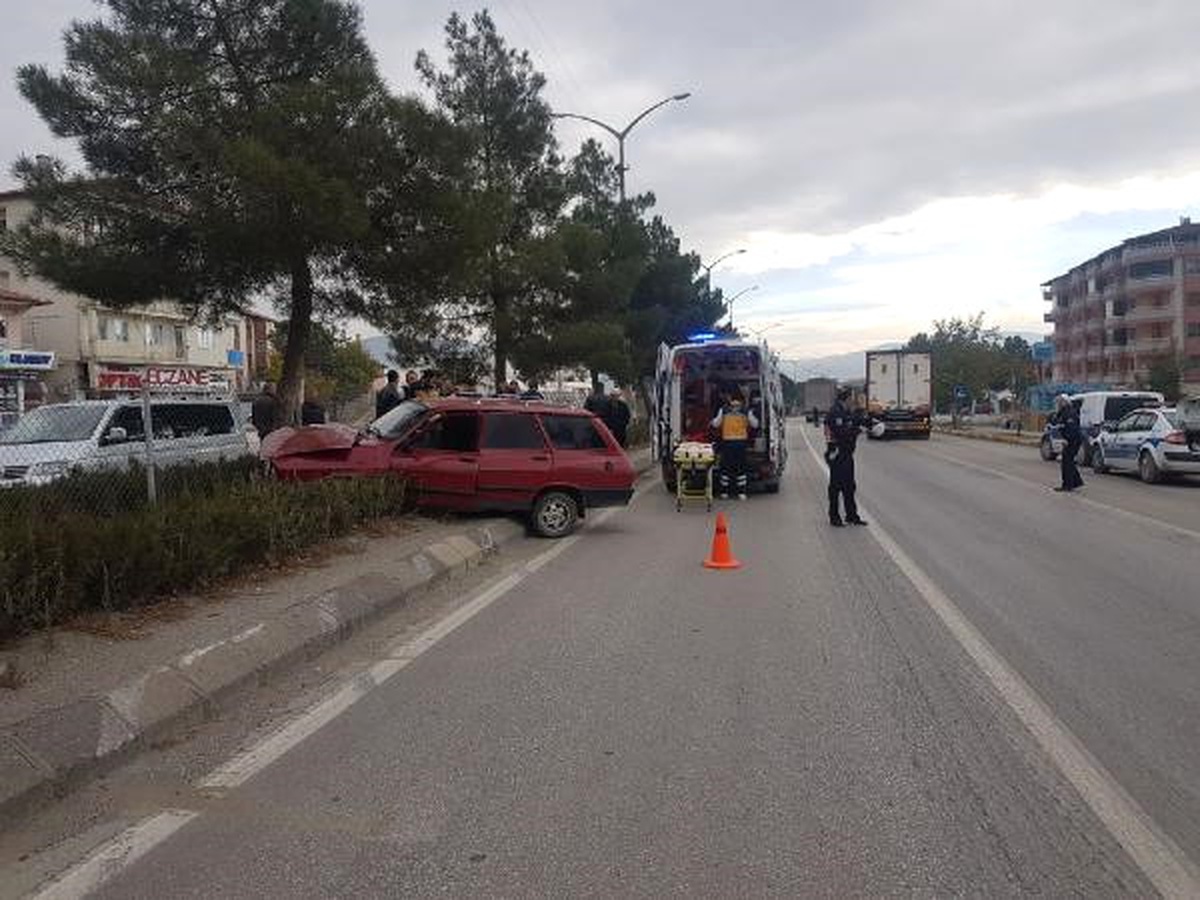 Osmancık\'ta Otomobil ile Kamyon Çarpıştı: 1 Yaralı
