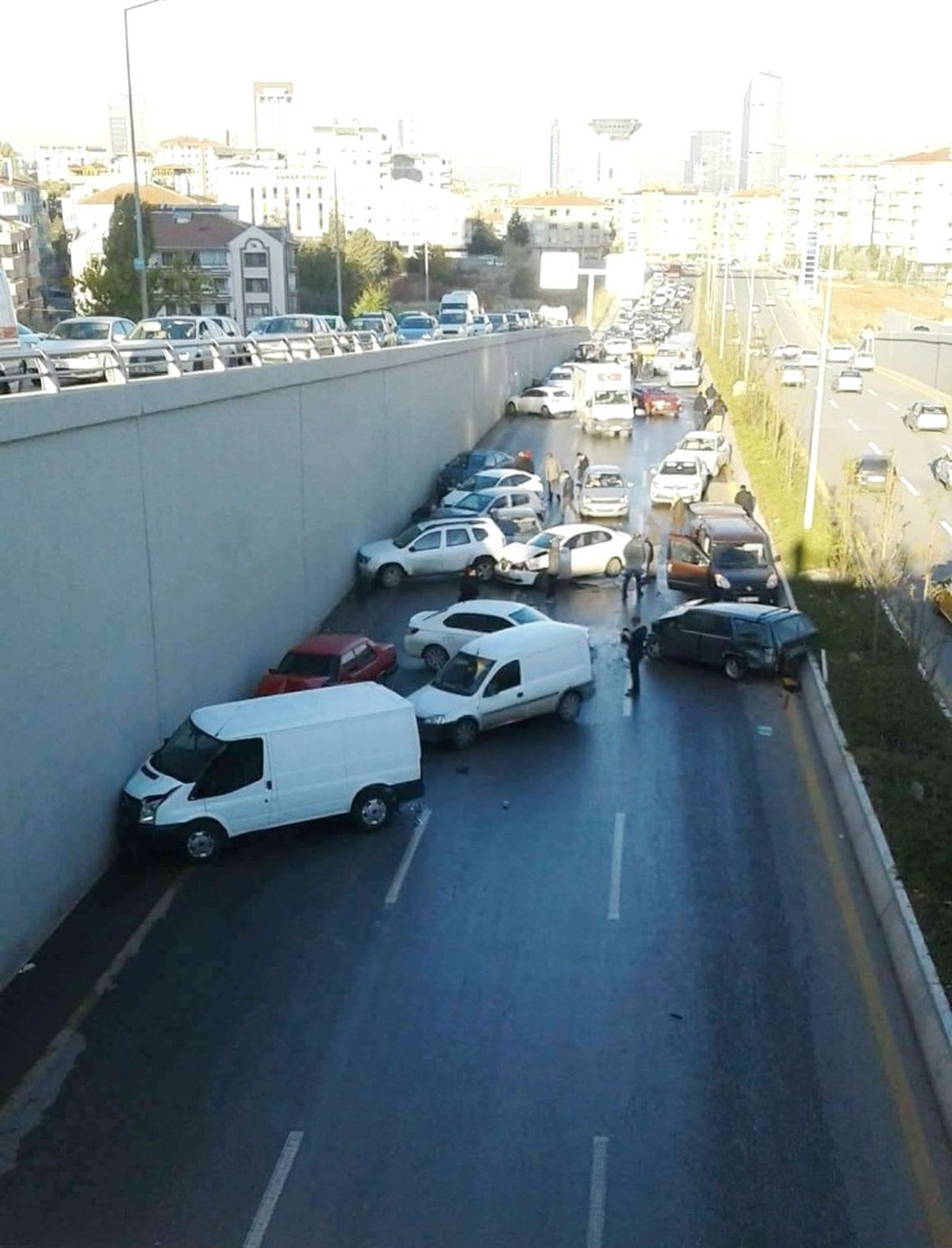 Otomatik Sulama Arızalandı, Yol Buz Pistine Döndü, 20 Araç Birbirine Girdi