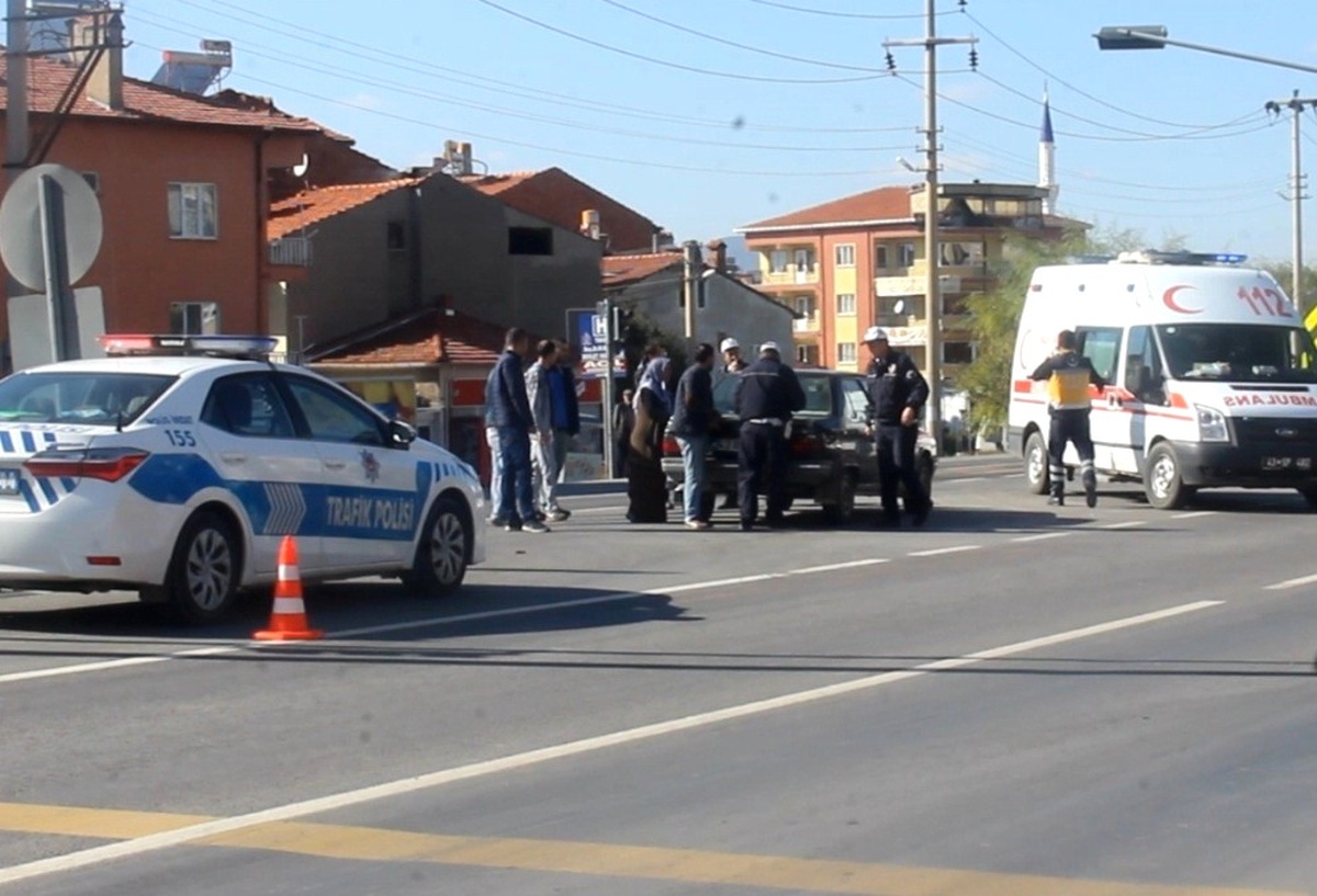 Otomobil Yolun Karşısına Geçmeye Çalışan Yayaya Çarptı