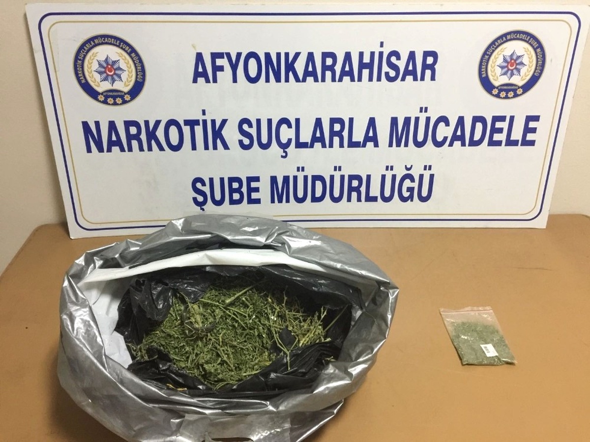 Polis Gözaltına Aldığı Zehir Tacirlerinin Evinde Esrar Yakaladı