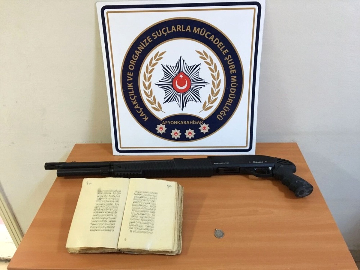 Polisten Tarihi Eser Kaçakçısının Evine Operasyon