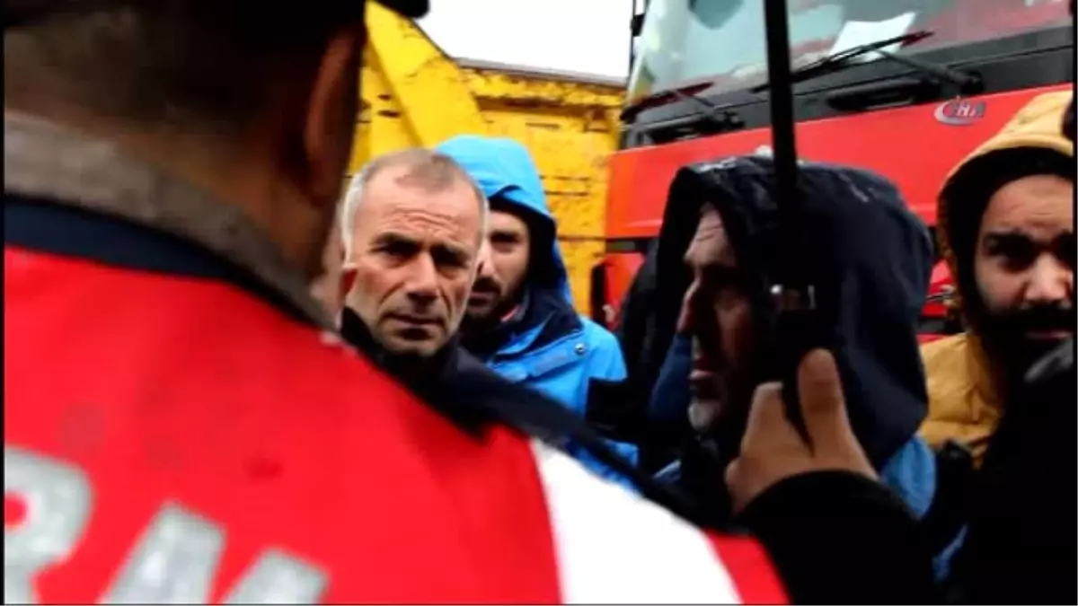 Rize-Artvin Havalimanı İnşaatı Önünde Kamyoncular Eylem Yaptı