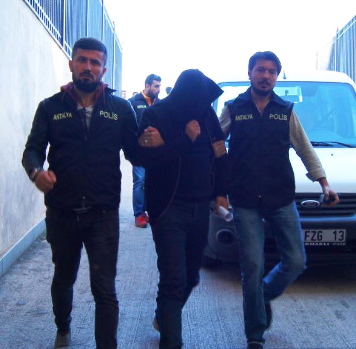 Türk Bayrağını İndirip, Üstüne Bastı, Adli Kontrolle Serbest Kaldı