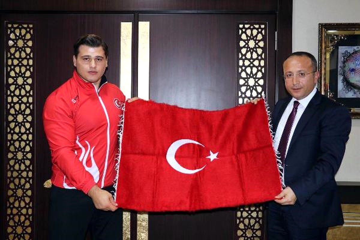 Vali Atik\'ten Şampiyon Güreşçiye Türk Bayraklı Dokuma Halı