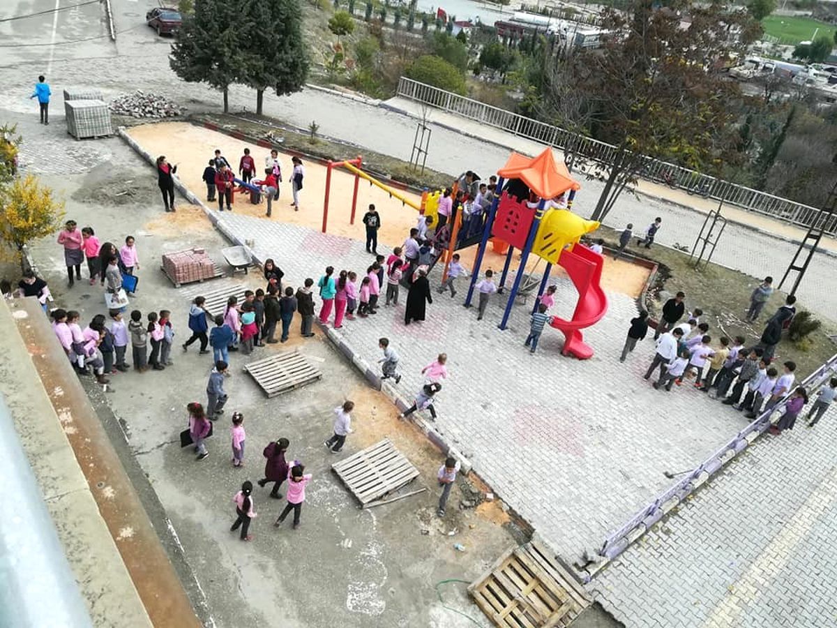 Vezirhan\'da İlkokul Bahçesine Çocuk Oyun Parkı Kuruldu