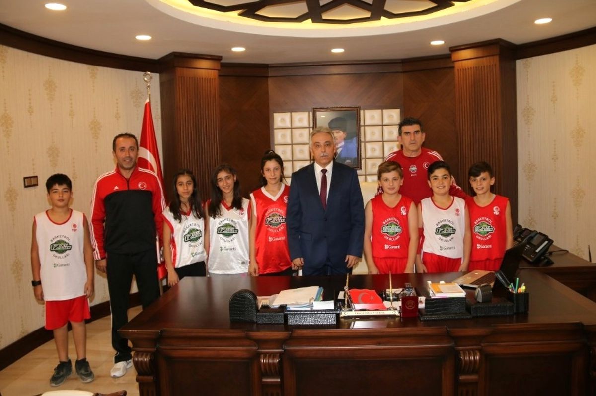 12 Dev Adam Basketbol Okulundan Vali Toprak\'a Ziyaret