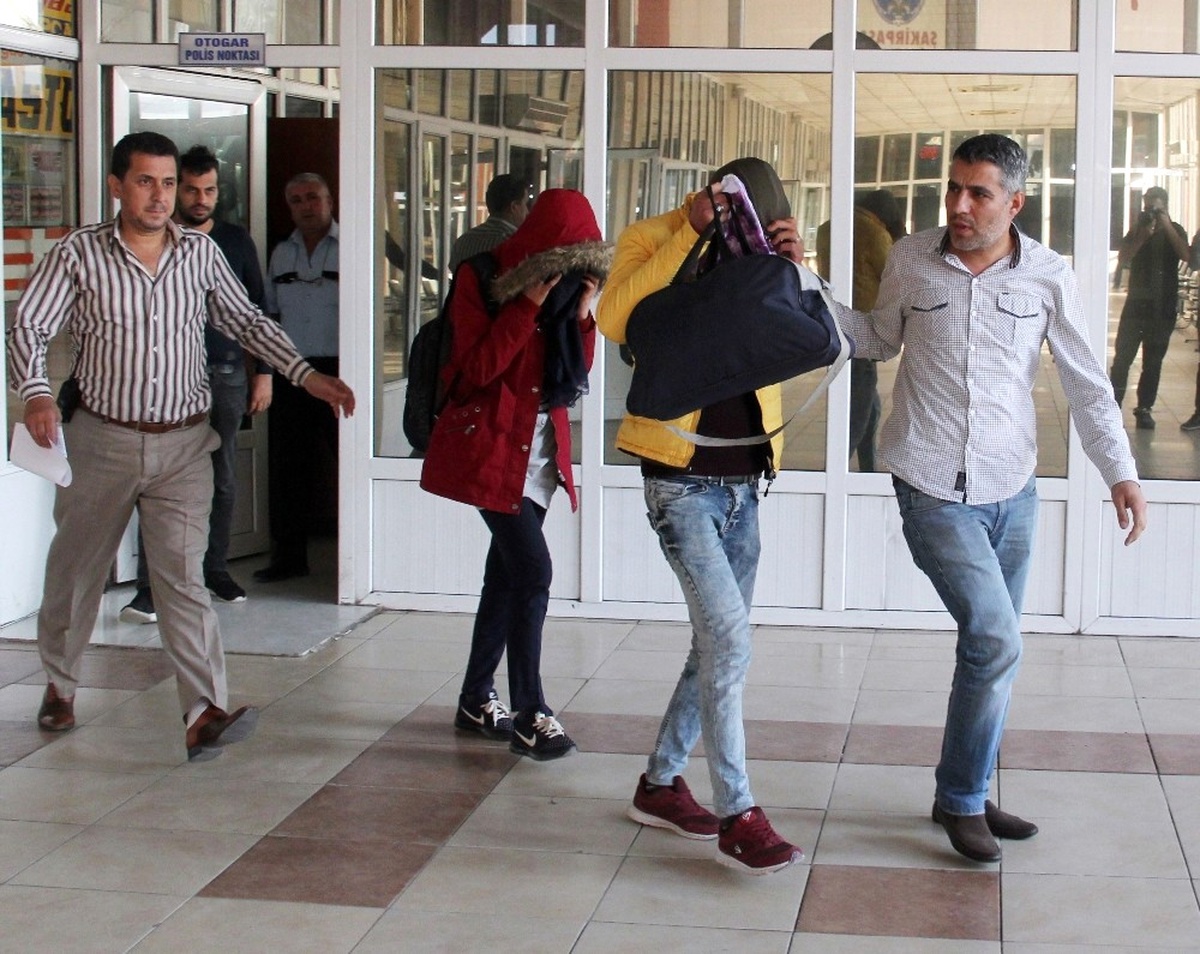 18 Yaşından Küçük Sevgililer Aileleri Evlendirmedi Diye Evden Kaçtı