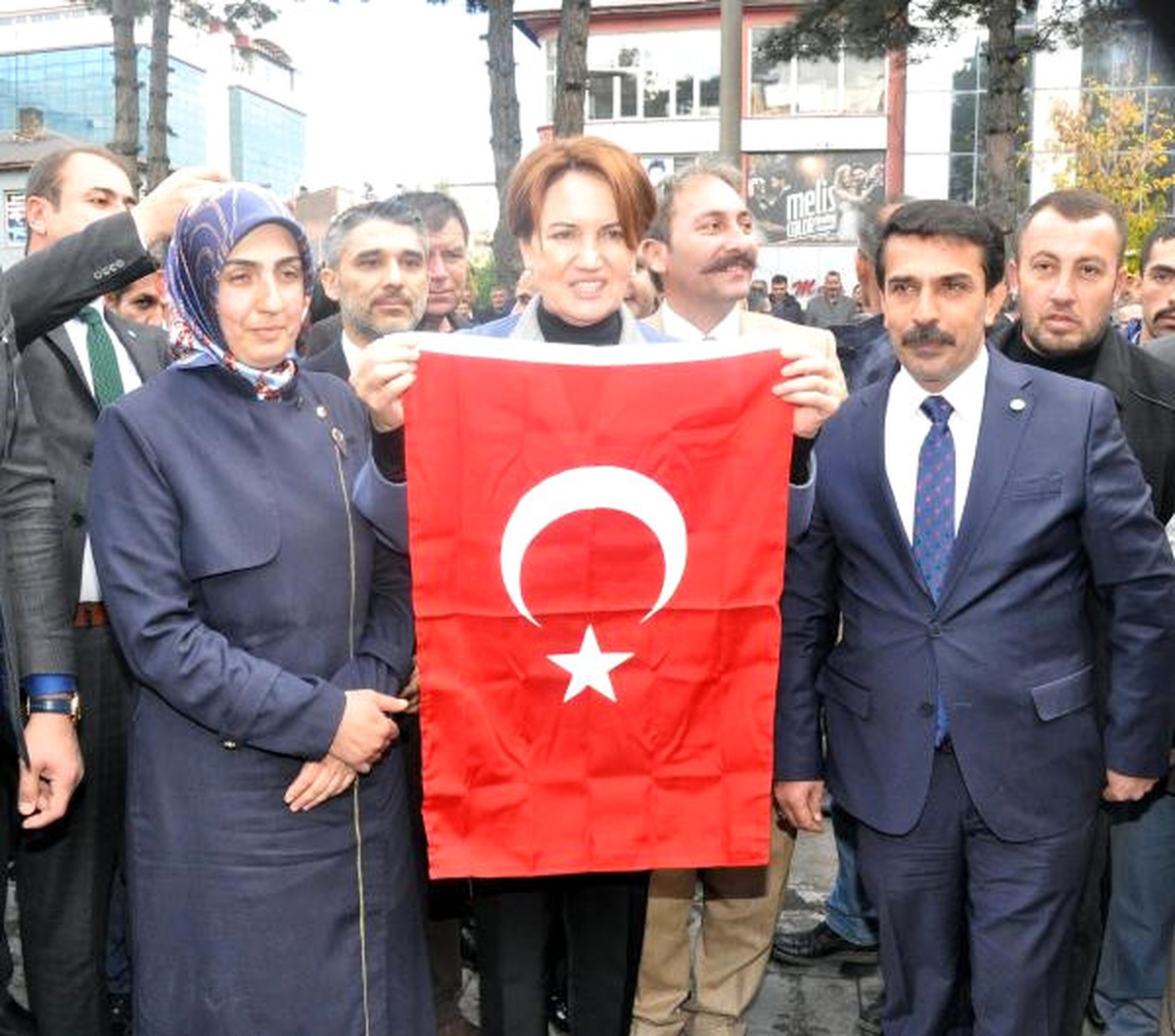 Akşener, Ahlat\'ta Selçuklu Mezarlığı\'nı Ziyaret Etti: Sevgi, İyilik Dilini Başlatacağız