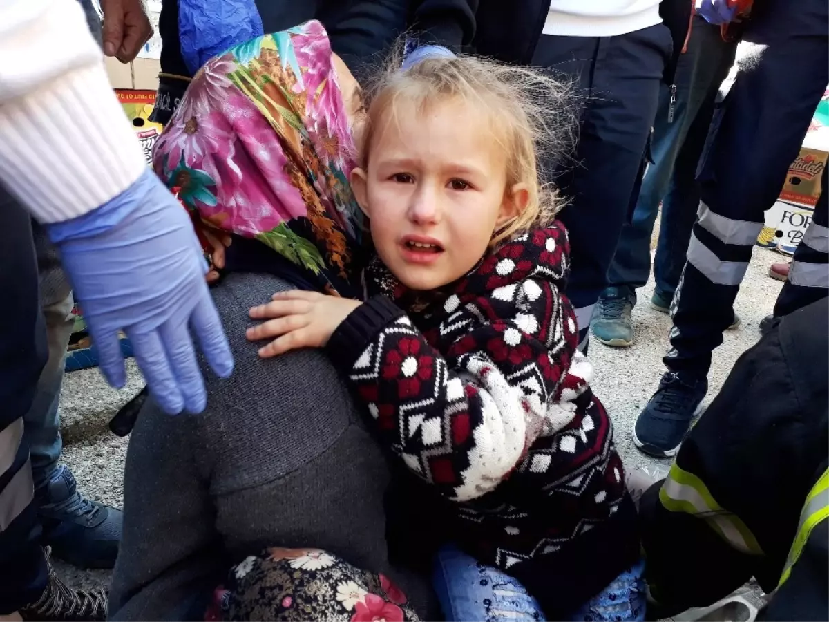 Ayağı Su Borusuna Sıkışan Küçük Çocuğun Zor Anları