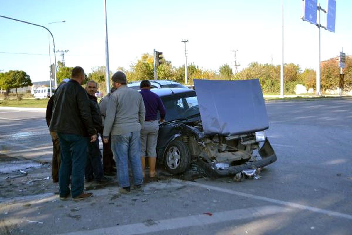 Bafra\'da İki Otomobil Çarpıştı: 3 Yaralı