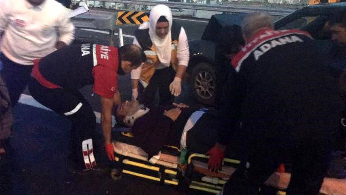 Bariyere Çarpan Otomobilde Sıkışan Çifti İtfaiye Kurtardı