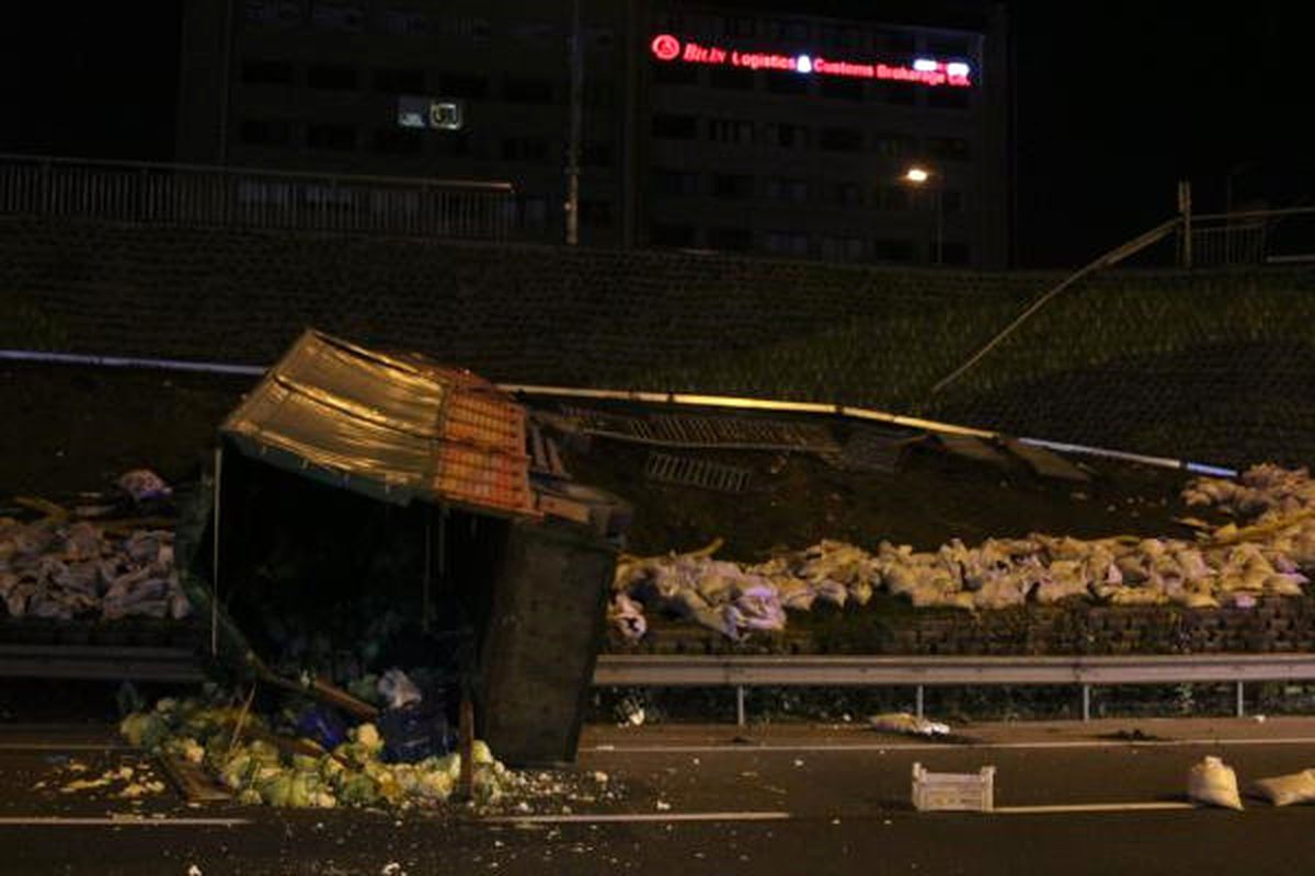 Bariyerleri Aşan Kamyon D-100 Karayolu\'na Yuvarlandı