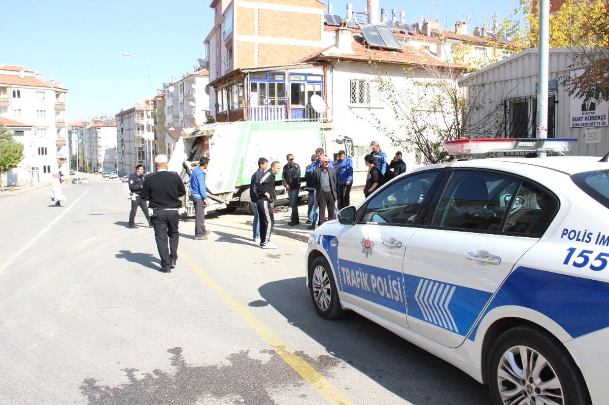 Bisikletle Kamyonun Altında Kalan Çocuk Ölümden Döndü