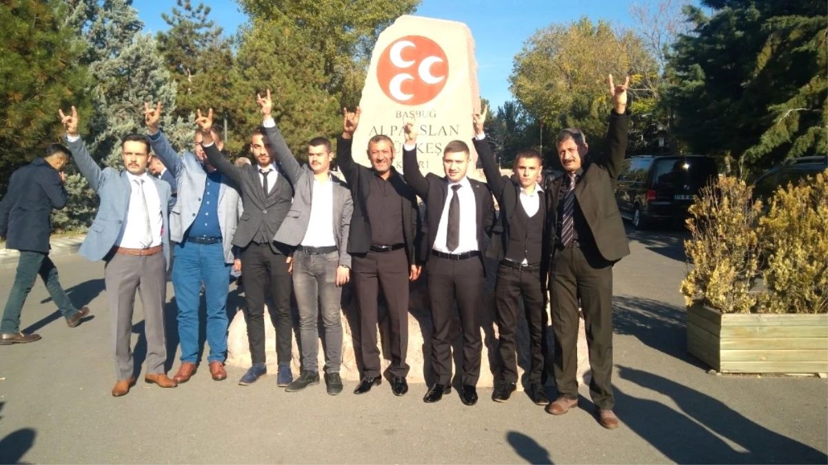 Burhaniye MHP İlçe Teşkilatı Türkeş\'in Mezarını Ziyaret Etti