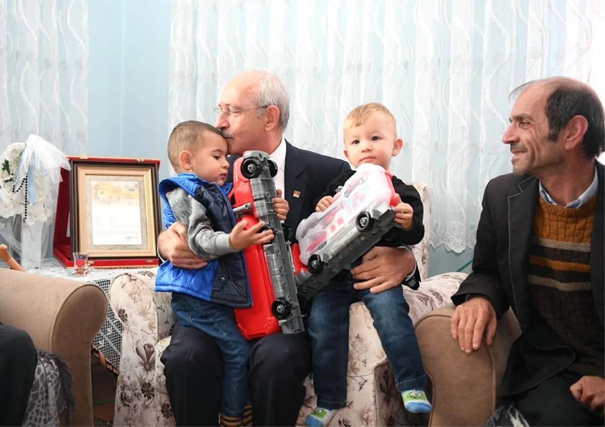 CHP Lideri Kılıçdaroğlu\'ndan Şehit Ailesine Taziye Ziyareti