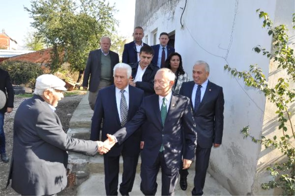 CHP Lideri Kılıçdaroğlu\'ndan Şehit Evine Ziyaret (2)