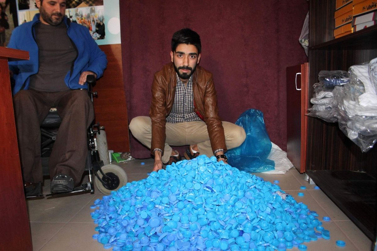 Engelli Komşusu İçin 50 Bin Mavi Kapak Topladı