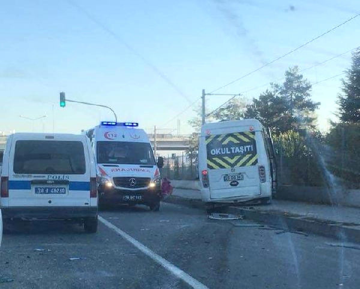 Eskişehir\'de Öğrenci Servisi Kamyonete Çarptı: 9 Yaralı