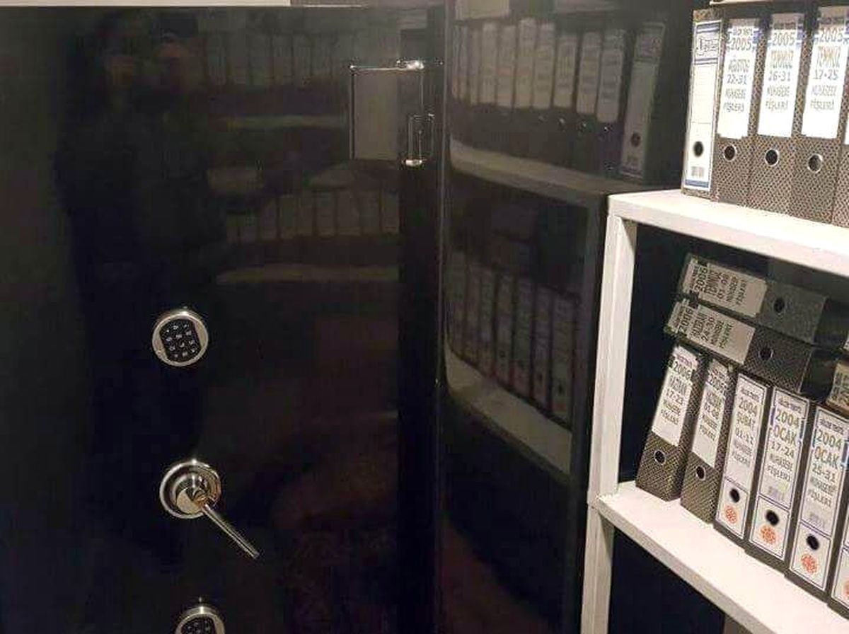 Fetö\'den Tutuklanan İş Adamının Ofisinde Gizli Kasa Bulundu