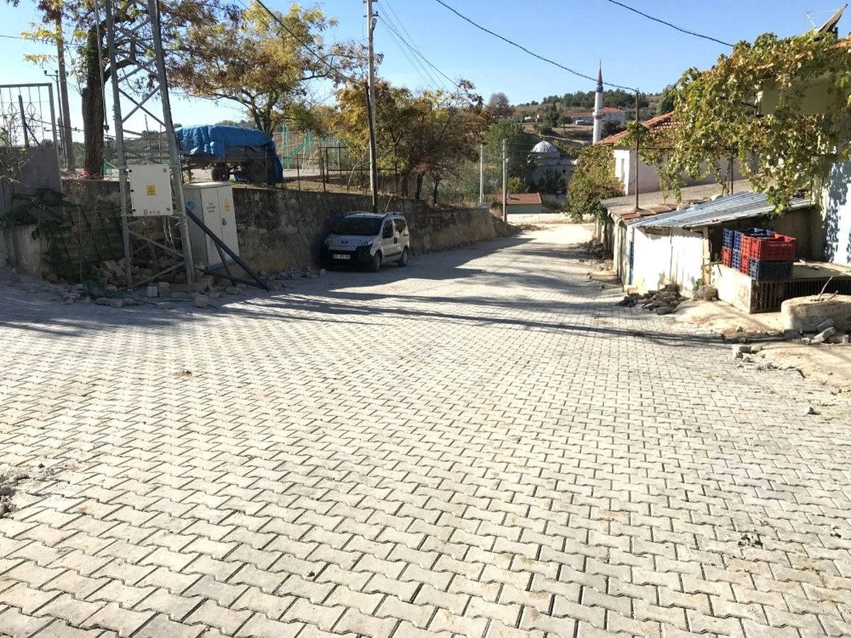 Gebeler Mahallesi Yollarında Kilit Parke Taşı Döşeniyor
