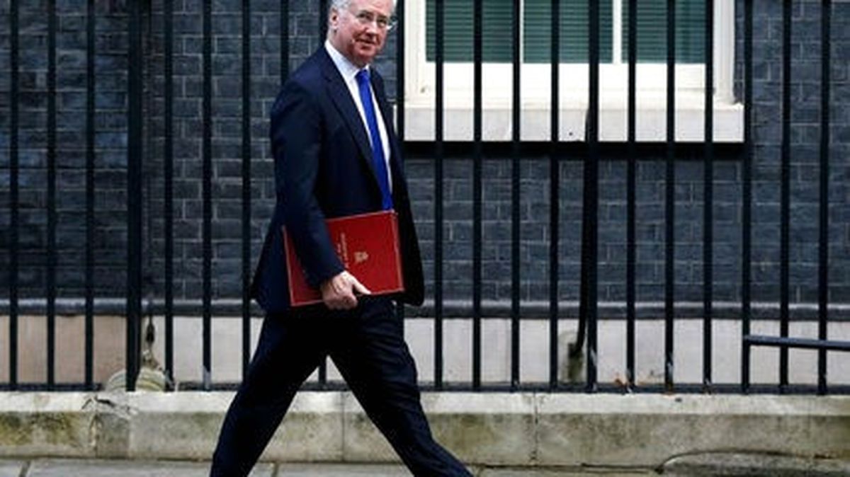 İngiltere Savunma Bakanı Michael Fallon, Hakkında Çıkan Taciz İddiaları Sebebiyle İstifa Ettiğini...