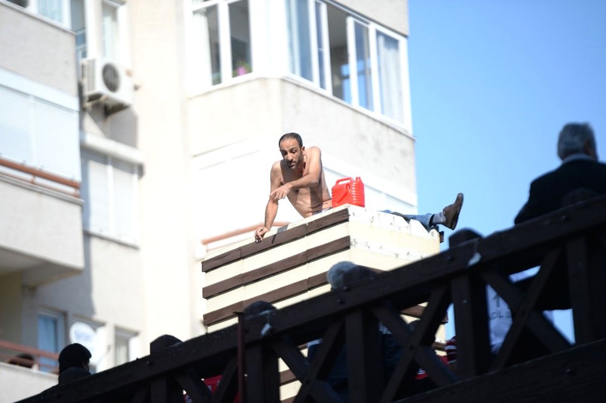 İşsizim Dedi Üst Geçide Çıktı