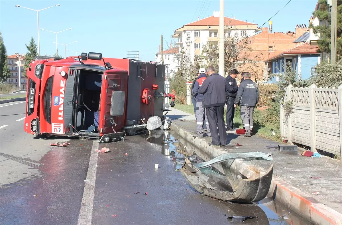 İtfaiye Aracıyla Kamyonet Çarpıştı: 5 Yaralı