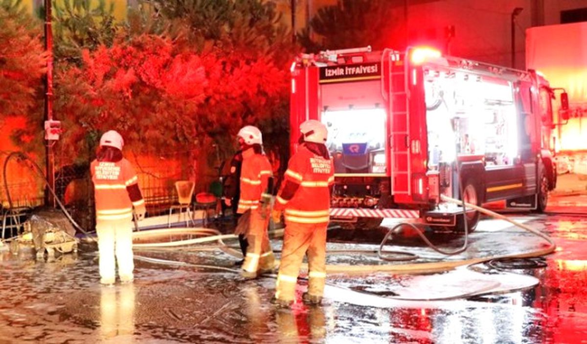 İzmir\'de Fabrika Yangını