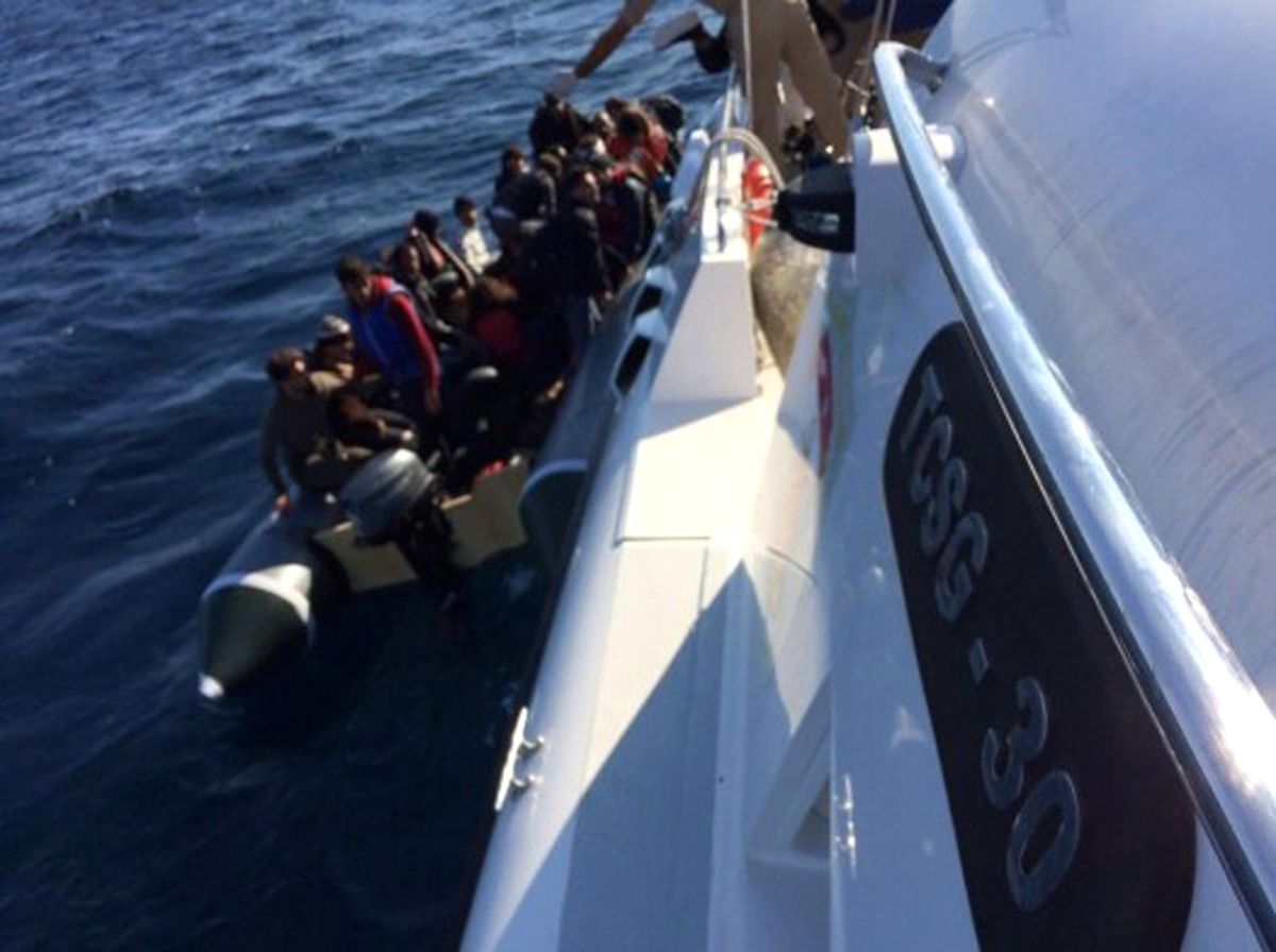 İzmir\'de Göçmen Kaçakçılığı: 35 Kişi Yakalandı