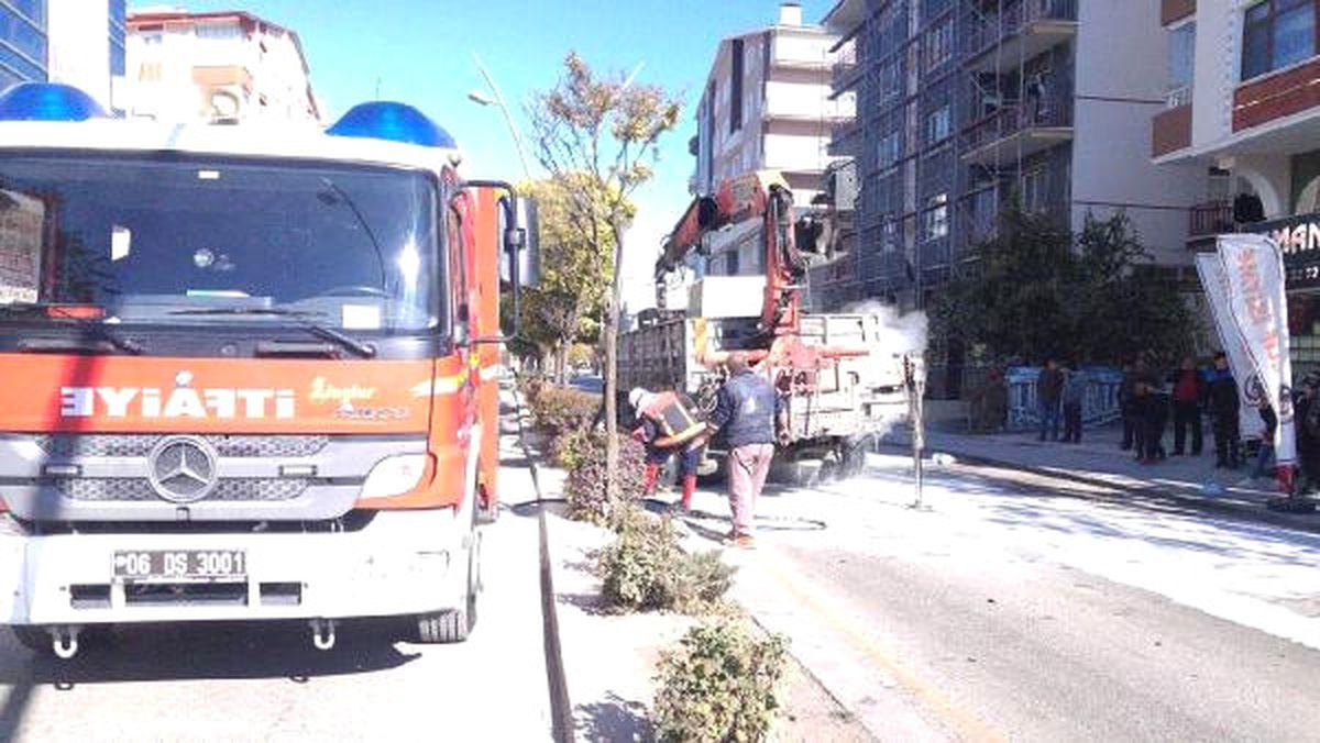 Kamyondaki Yangını Esnaf Söndürdü