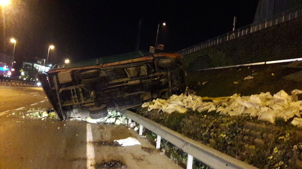 Kamyonet Bariyerleri Yıkarak E-5\'e Uçtu: 1 Yaralı