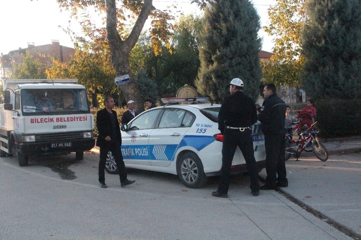 Kamyonet ile Motosiklet Çarpıştı: 1 Yaralı