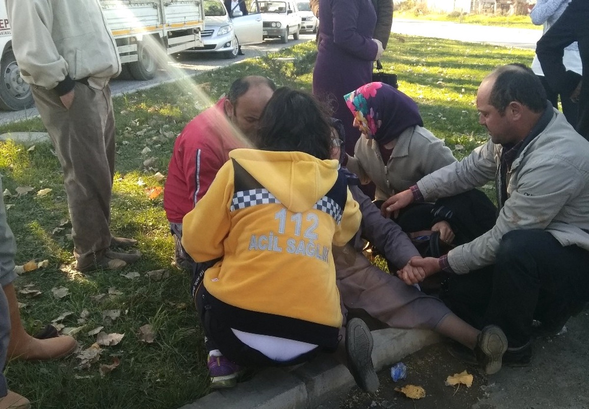 Kamyonet ile Otomobil Çarpıştı: 4 Yaralı