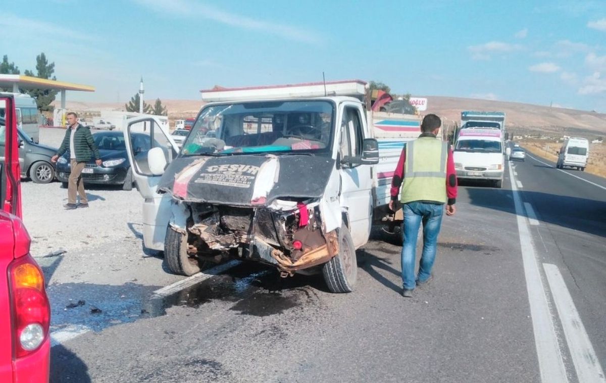 Kamyonet ile Otomobil Çarpıştı: 7 Yaralı