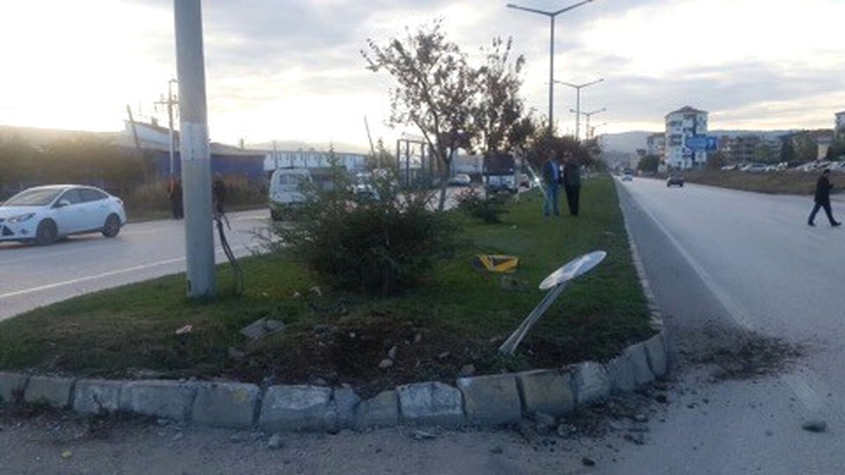 Kamyonet Yoldan Çıktı; 2 Yaralı