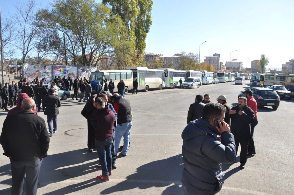 Kars\'ta Dolmuşçular Kontak Kapattı