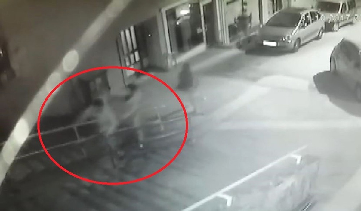 Kavgayı Ayıranı Iraklıların Bıçaklaması Güvenlik Kamerasında