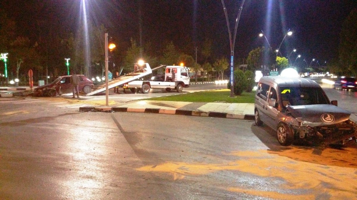 Kaza Yapan Otomobil Alev Aldı: 3 Yaralı