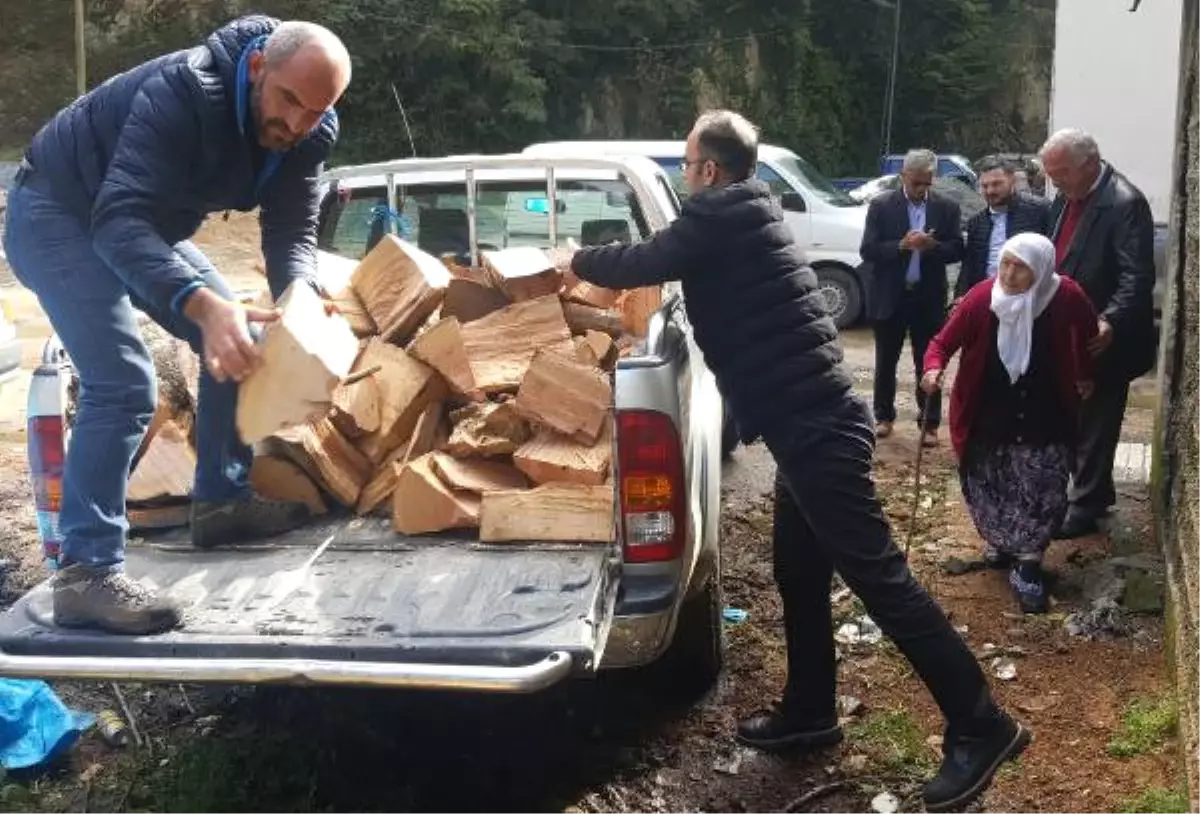 Kışlık Yakacağını Sırtında Taşıyan Fatma Nineye Odun Yardımı