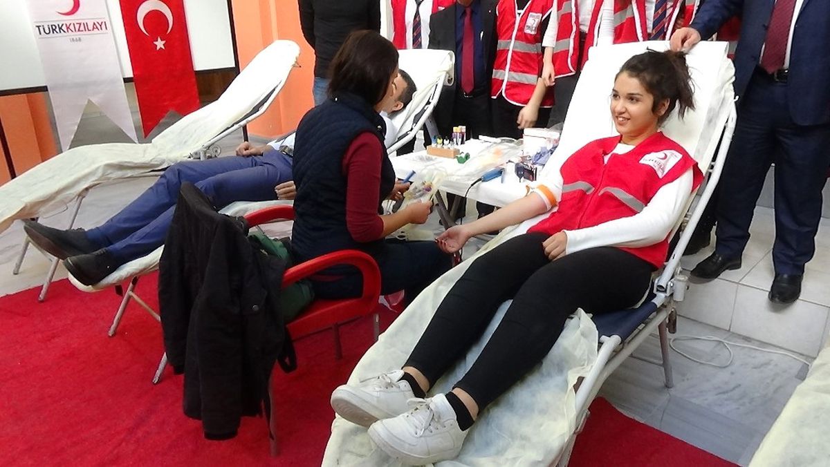 Liselerde 18 Yaşını Dolduran Kan Veriyor