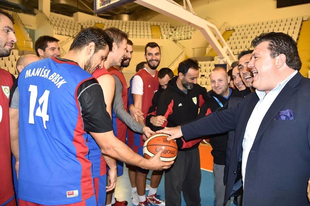 Manisa Büyükşehir\'in Dev Adamlarına Baklavalı Sürpriz
