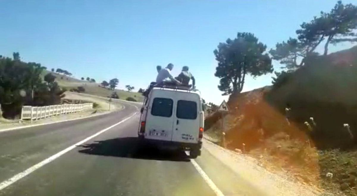 Minibüsün Üstünde Tehlikeli Yolculuk