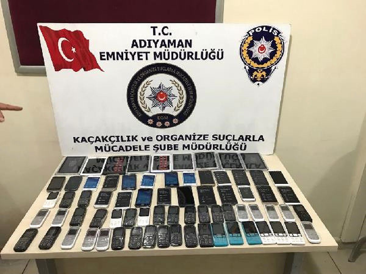 Otomobilde 63 Kaçak Cep Telefonu ile 9 Tablet Ele Geçirildi