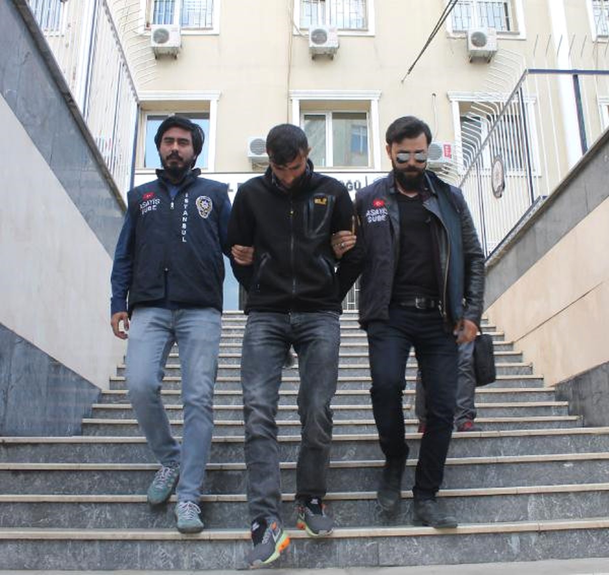 Otomobilinin Aynasına Çarpan Kişiyi Öldürmüş
