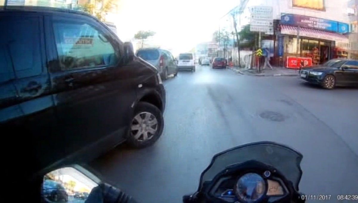 Ümraniye\'de Motosikletin Minibüse Çarptığı Anlar Kamerada