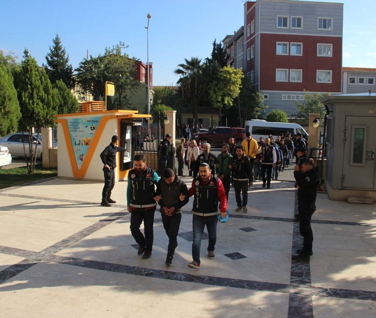 Şanlıurfa\'da Gözaltına Alınan 9 Uyuşturucu Satıcısı Adliyeye Sevk Edildi