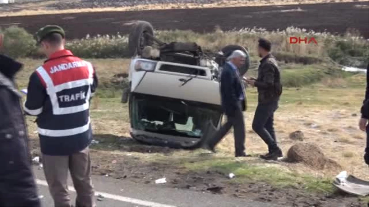 Şanlıurfa Siverek\'te, Otomobil ile Minibüs Çarpıştı: 5 Yaralı